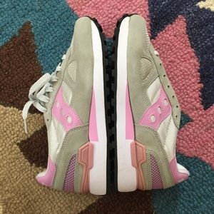 NEW pink and grey Saucony Shadow